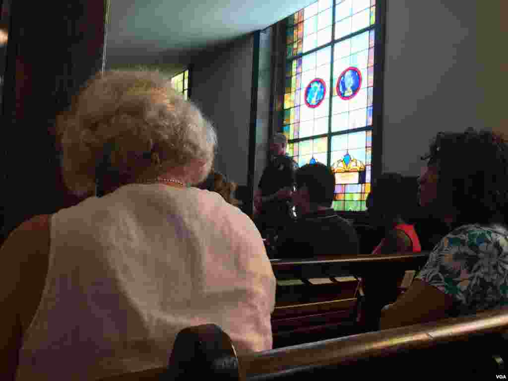 Polisi berjaga-jaga di dalam gereja saat jemaat menunggu dimulainya kebaktian di Gereja AME Emanuel di Charleston, South Carolina (21/7). (VOA/Amanda Scott)