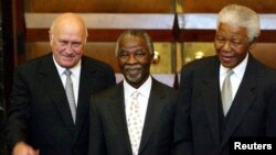 Thabo Mbeki entre les anciens présidents FW de Klerk et Nelson Mandela, devant le Parlement au Cap, le 10 mai 2004. 
