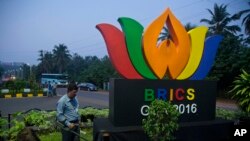 Logo penyelenggaraan KTT BRICS di Goa, India (14/10). Negara-negara anggota BRICS: Brasil, Rusia, India, China dan Afrika Selatan berharap meningkatkan perdagangan dan pembangunan ekonomi dalam KTT tahun ini.