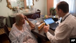 Un médico realiza una visita médica parte del programa Medicaid, en Washington, DC