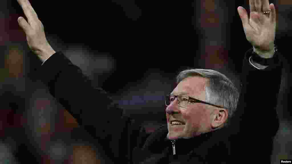 Outgoing Manchester United&#39;s manager Alex Ferguson celebrates after his team clinched the English Premier League soccer title with a win against Aston Villa at Old Trafford in Manchester. northern England, April 22, 2013.