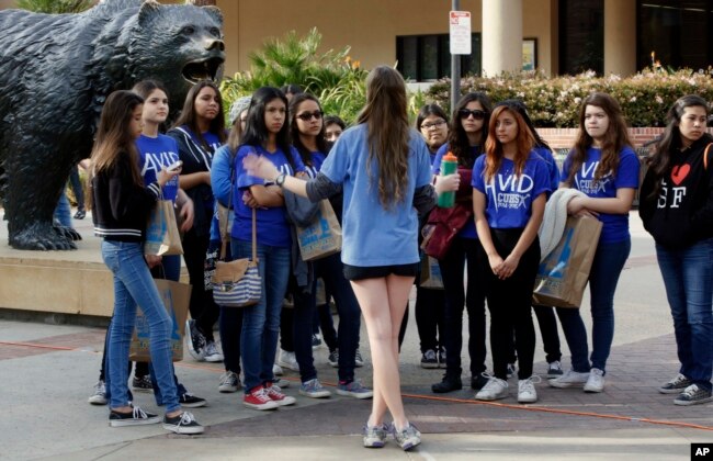 Sinh viên tương lai được hướng dẫn đi tour tại trường đại học Californis ở Los Angeles.