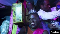 La miss transgenre Mahad, élue à un concours de beauté transgenre dans un endroit tenu secret à Kampala, Ouganda, le 7 août 2015. 