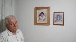 Šaćir Gostevčić pored slike sina. Izvor: BIRN BiH