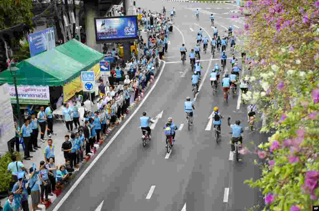 Đoàn xe đạp chạy qua khu phố lịch sử của thủ đô Bangkok.