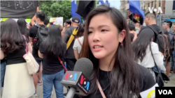 許穎婷在參加紐約聲援香港集會時接受美國之音採訪(2019年6月16日 資料照片)