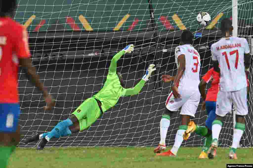 Mauritania goalkeeper Babacar Diop fails to save a goal shot by Gambia&#39;s midfielder Ablie Jallow (back R hidden) reacts after scoring his team&#39;s first goal.