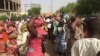 Les femmes syndicalistes devant leur quartier général, N’Djamena, 30 mai 2018. (VOA/André Kodmadjingar)