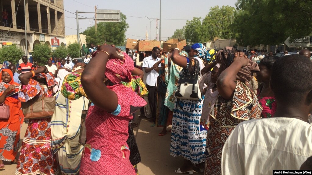 Les femmes syndicalistes devant leur quartier général, N’Djamena, 30 mai 2018. (VOA/André Kodmadjingar)