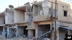 Cửa hàng và nhà cửa trong thị trấn Rastan ở thành phố Homs bị phá hủy sau các vụ pháo kích của chính phủ Syria, ngày 20/3/2012