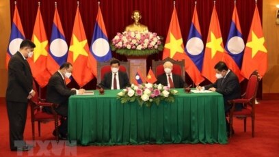 Tổng bí thư, Chủ tịch nước Lào Thongloun Sisoulith và Tổng Bí thư Việt Nam Nguyễn Phú Trọng đã chứng kiến việc ký kết các văn kiện hợp tác hôm 28/6/2021. Photo Bao Quoc te