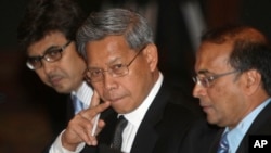 Bộ trưởng Thương mại Malaysia Mustapa Mohamed (giữa).
