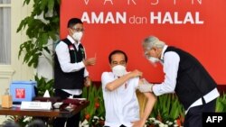 ကိုဗစ္ ကာကြယ္ေဆးထိုးေနတဲ့ အင္ဒိုနီးရွား သမၼတ Joko Widodo။ (ဇန္နဝါရီ ၁၃၊ ၂၀၂၁)