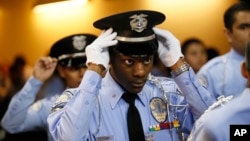 Un cadete comandante del Departamento de Policía de Los Ángeles se prepara para su graduación. "Generación 7-2014".