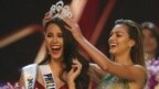 Cô Catriona Gray được người tiền nhiệm trao vương miện. 