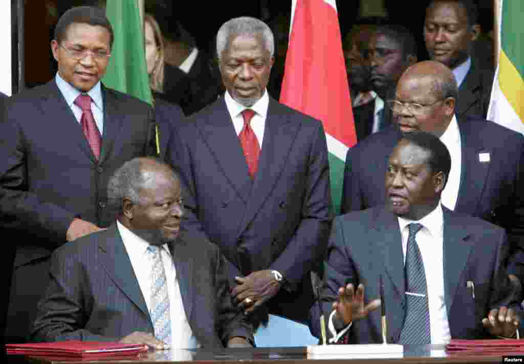 Rais Kibaki na kiongozi wa upinzani Odinga waqtia saini makubaliano ya kugawana madaraka Februari 28, 2008.