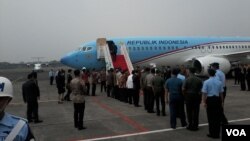 Pesawat kenegaraan bersiap mengantar Presiden Joko Widodo dalam kunjungan ke Timur Tengah (11/9). (VOA/Andylala Waluyo)
