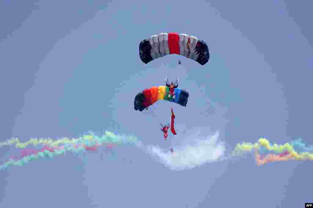 The Henan skydiving team performs at the Airshow Zhengzhou 2017 in Zhengzhou, central China's Henan province.