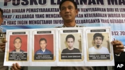Juru bicara kepolisian Sumatera Utara, Kol. Raden Heru Prakoso menunjukkan foto 4 orang buron berbahaya yang kabur dari Lapas Tanjung Gusta (16/7). 