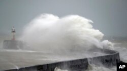 Olas rompiendo contra un dique en Newhaven, sureste de Inglaterra, al paso de la tormenta Ciara por Gran Bretaña, el domingo 9 de febrero de 2020. (Andrew Matthews/PA via AP)