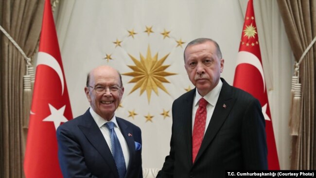 土耳其总统埃尔多安（右）在安卡拉会晤到访的美国商务部长罗斯。（2019年9月10日）