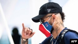 Neymar quitte l'hôtel à Lisbonne après la défaite en finale de la ligue des champions, Portugal, le 24 août 2020. 