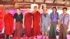 缅甸蒙育瓦，抗议中国投资莱比塘铜矿的组织者和参与者们，其中一位僧人被警察投掷的磷弹烧伤。（美国之音朱诺拍摄，2013年2月26日）