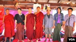 缅甸蒙育瓦，抗议中国投资莱比塘铜矿的组织者和参与者们，其中一位僧人被警察投掷的磷弹烧伤。（美国之音朱诺拍摄，2013年2月26日）