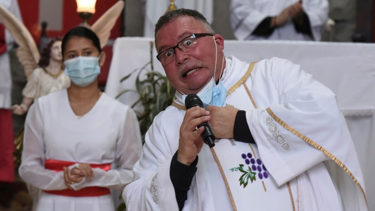 Photo of Un sacerdote costarricense canta un mensaje de salud pública durante una pandemia