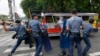 菲律宾反美示威者遭警车冲撞