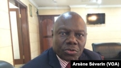 Le critique littéraire Florent Sogni Zaou, président du PEN Brazzaville, le 30 mai 2018. (VOA/Arsène Séverin)