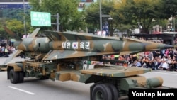 1일 한국 건군 65주년 국군의 날 기념 시가행진에서 현무 미사일을 실은 차량이 서울 세종대로를 지나고 있다.