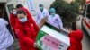 2020年1月30日，星期四，医生们看着捐赠的医疗物资在武汉市的一家医院中卸下来。