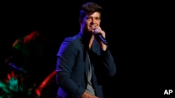 FILE - Robin Thicke performing at the "Voices On Point" Concert & Gala in Los Angeles, Sept. 15, 2012.