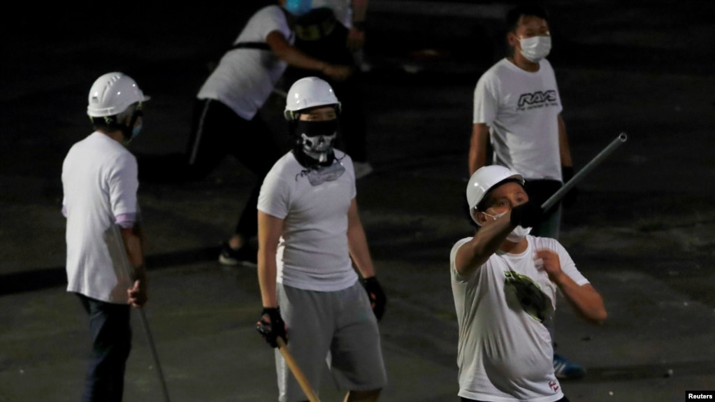 白衣人在香港新界元朗地铁站殴打反送中抗议者。（路透社照片）(photo:VOA)