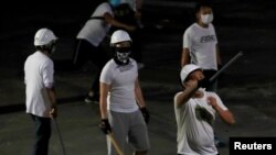 2019年7月21日有白衣人在香港新界元朗地铁站殴打反送中抗议者和路人。
