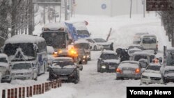 영동지방에 많은 눈이 내린 20일 속초 시내에서 미끄러진 차량이 뒤엉켜 있다.