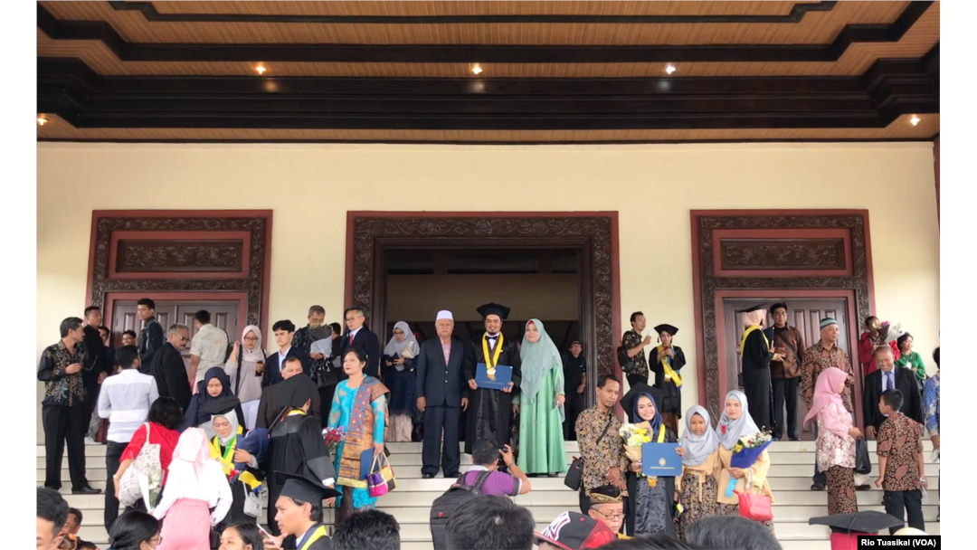 Sebanyak 1.507 mahasiswa UGM diwisuda pada Rabu (20/2/2019) pagi, tidak ada yang tahu apakah HS betul-betul batal diwisuda. (Foto: VOA/Rio Tuasikal)