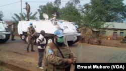 Accès interdit au campement de fortune sur la route des ressortissants Burundais, près de Kamanyola, RDC, le 17 septembre 2017. (VOA/Ernest Muhero)