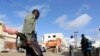 Attentat-suicide des islamistes shebab contre un hôtel de Mogadiscio en Somalie