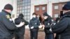 Policiers ukrainiens avant une opération de sécurisation près de l'aéroport de Kharkiv après l'évacuation de plus de 70 personnes de Chine en raison de l'épidémie de COVID-19, le 20 février 2020, (Photo AP/Igor Chekachkov)