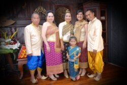 ທ່ານ ສຸກຈັນເພັງ (ຂວາສຸດ) ກັບພັນລະຍາ ແລະລູກສາວໃສ່ຊຸດປະເພນີລາວຖ່າຍຮູບຢູ່ນະຄອນຫລວງວຽງຈັນ