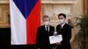 捷克参议院议长米洛什·维斯特奇尔在布拉格向台湾外长吴钊燮颁发国际贵宾银质奖章。(2021年10月27日)