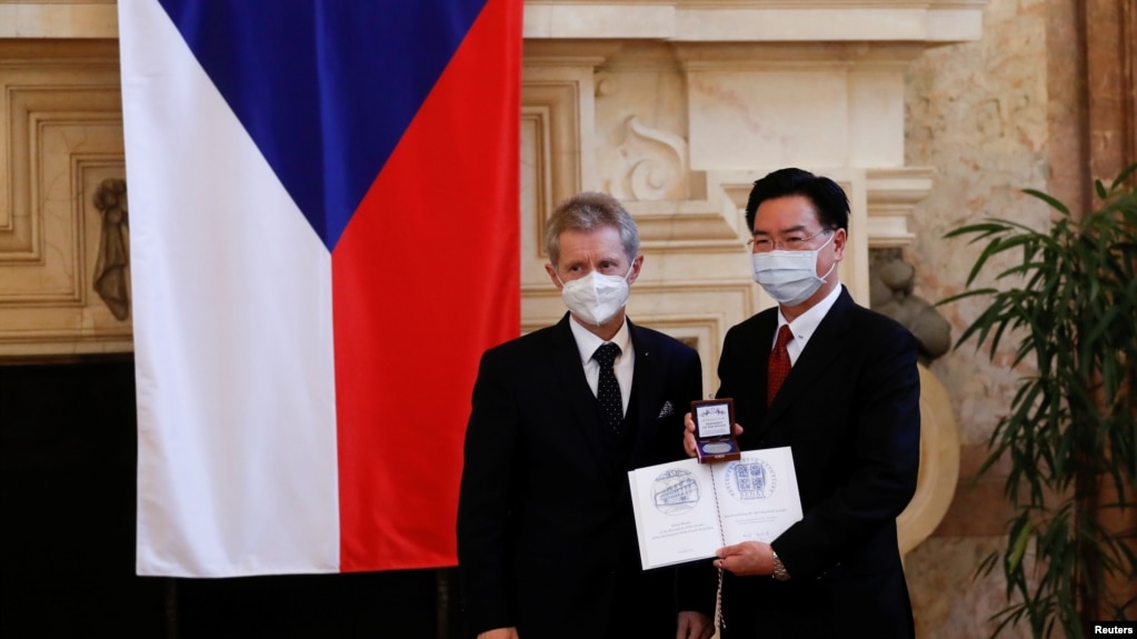 捷克参议院议长米洛什·维斯特奇尔在布拉格向台湾外长吴钊燮颁发国际贵宾银质奖章。(2021年10月27日)(photo:VOA)