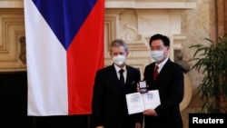 捷克参议院议长米洛什·维斯特奇尔在布拉格向台湾外长吴钊燮颁发国际贵宾银质奖章。(2021年10月27日)
