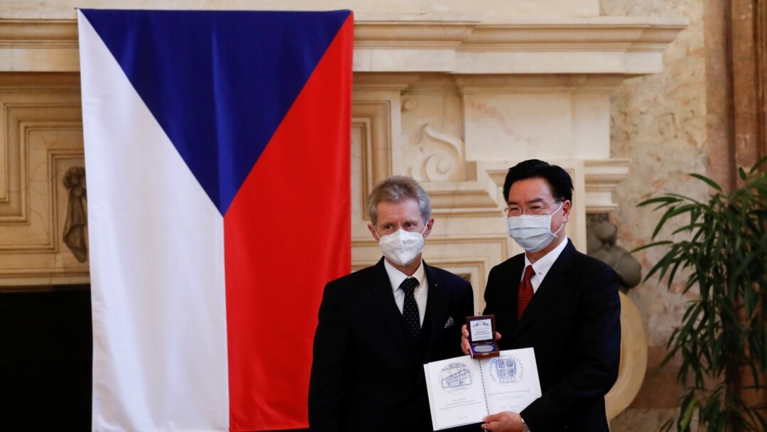 Czech Senate speaker Milos Vystrcil gives Taiwan Foreign Minister Joseph Wu the Silver Commemorative Medal of the Senate of the Parliament of the Czech Republic, in Prague, Czech Republic, Oct. 27, 2021.