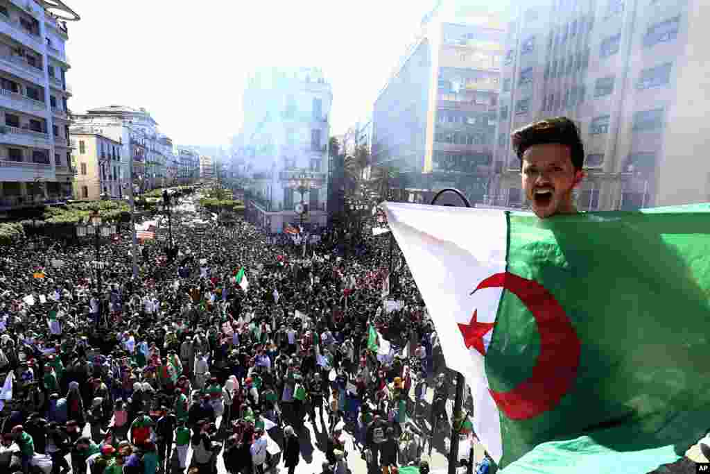 معترضان در الجزایر همچنان در خیابان هستند. آنها خواستار پایان حکومت رئیس جمهوری فعلی و انتخابات آزاد هستند.&nbsp;