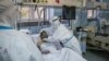 Medicinski radnici zbrinjavaju obolelog od koronavirusa, u Zemunskoj bolnici u Beogradu, 26. novembra 2020. (Foto: Rojters, Marko Đurica)