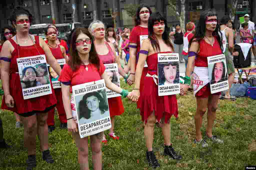 Mulheres protestam frente ao Parlamento em Buenos Aires, capital da Argentina. 8 de Março 2020