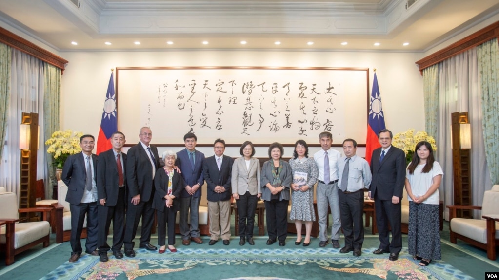 å°æ¹¾æ€»ç»Ÿè”¡è‹±æ–‡å‘¨ä¸€åœ¨æ€»ç»Ÿåºœä¼šè§äº†ä¸­å›½æ°‘è¿äººå£«ã€‚ï¼ˆé™ˆç ´ç©ºæä¾›ï¼‰